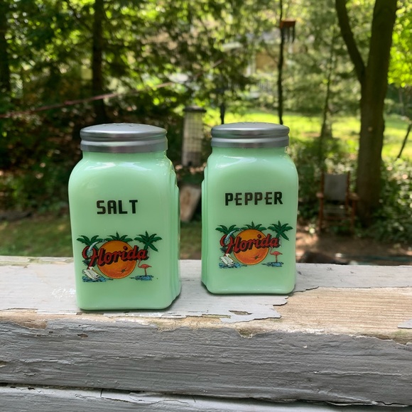 SOLD VINTAGE JADEITE Salt and Pepper Shakers - Picture 10 of 10